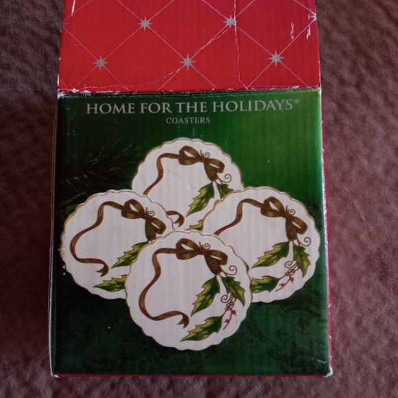 Vintage Christmas Porcelain Set of 4 Coasters - Picture 5 of 5